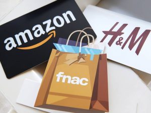Carte cadeau Amazon, Fnac ou H&M pour leur permettre de choisir ce qu’ils aiment
