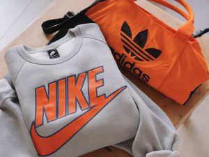 Sweatshirt Nike ou sac banane Adidas pour un style sportif et tendance