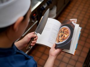 Idée cadeau pour cuisiner : l'ustensile et le livre de recettes qu'il vous faut