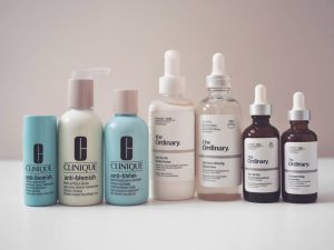 Set de soins pour la peau Clinique Anti-Blemish ou produits The Ordinary pour une routine adaptée