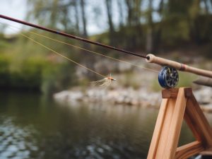 Cadeau pêcheur à la mouche : des idées originales pour passionnés d'halieutique